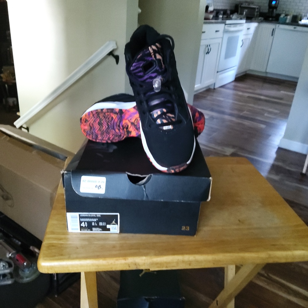 Tennis shoes